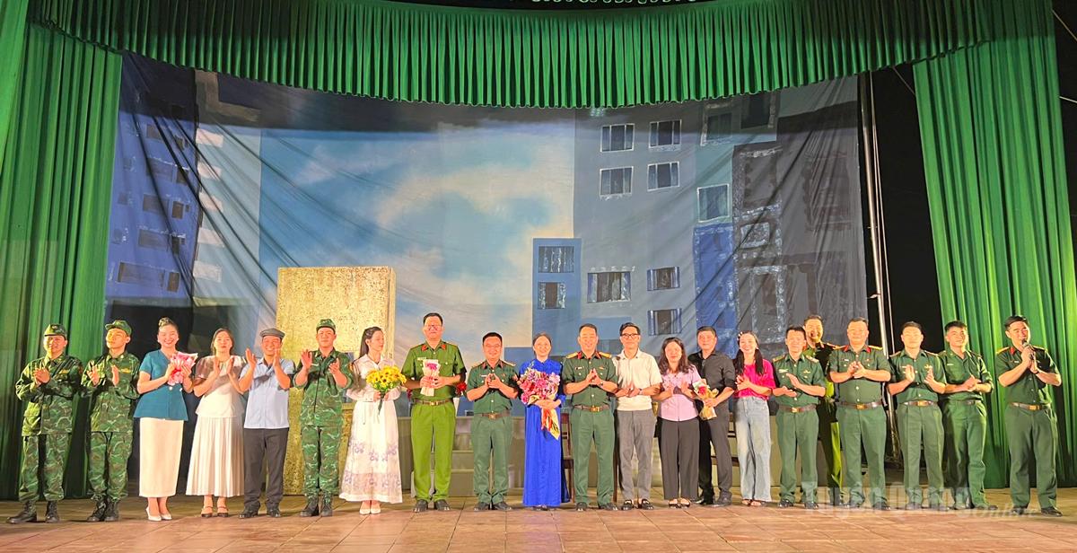 Lãnh đạo Trung đoàn 877 tặng hoa các nghệ sĩ Đoàn kịch nói Nhà hát Kịch Quân đội.