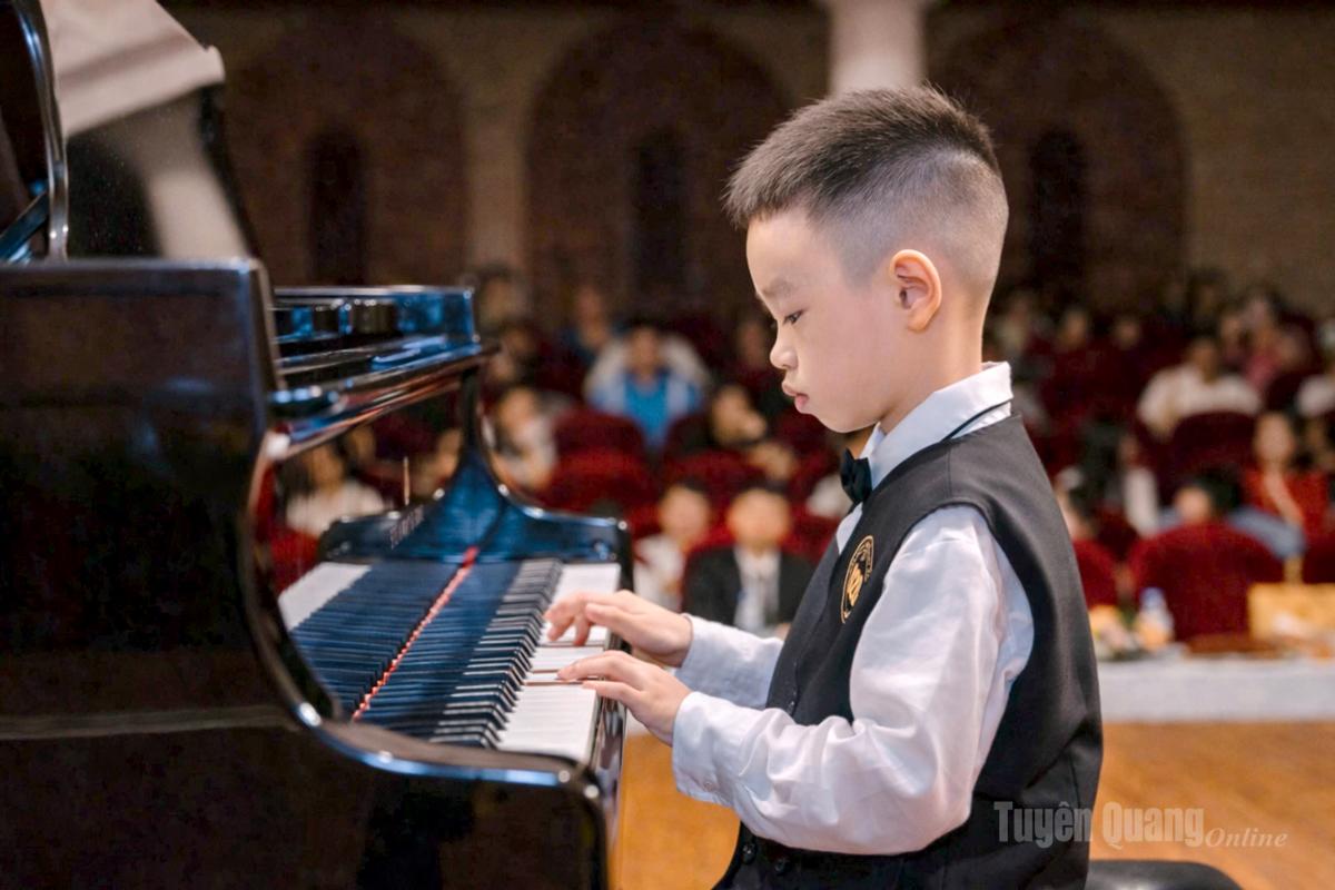 Phan Minh Khôi xuất sắc đoạt Huy chương vàng tại Liên hoan Nghệ thuật Sol Việt 2025.