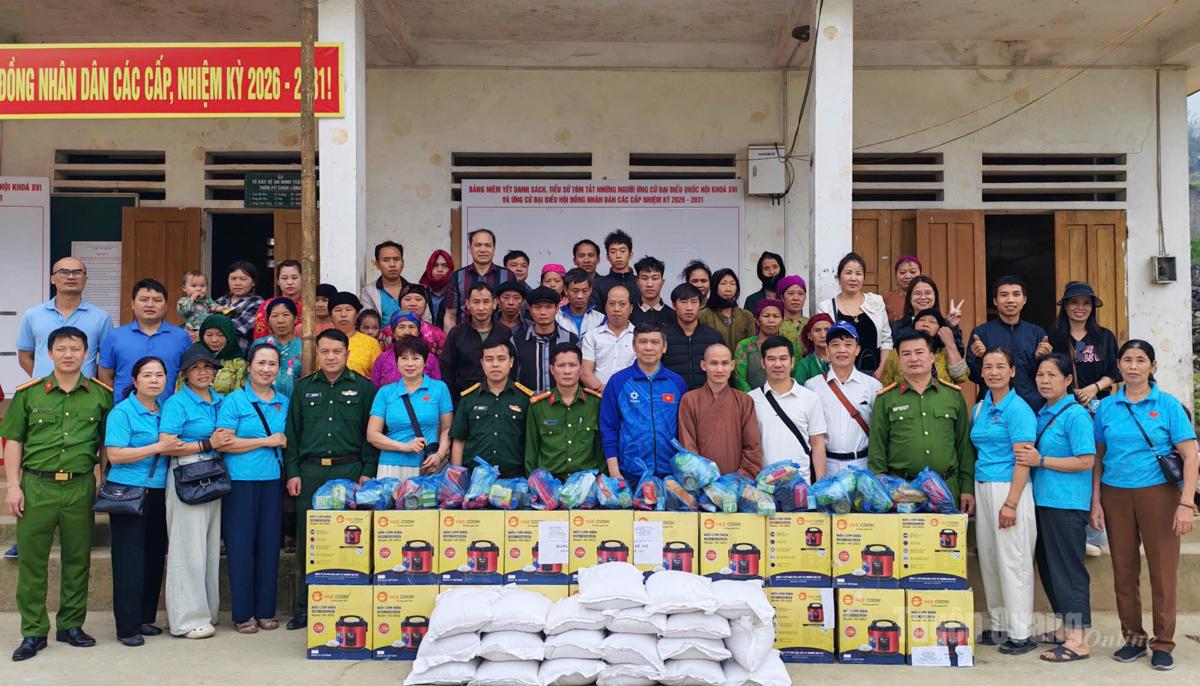 Đoàn thiện nguyện trao nhu yếu phẩm hỗ trợ người dân có hoàn cảnh khó khăn tại xã Cán Tỷ.