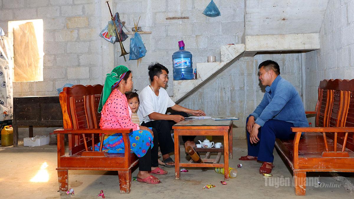 Gia đình bà Sính Thị Giàng, thôn Hồng Ngài A tự nguyện viết đơn xin thoát nghèo.