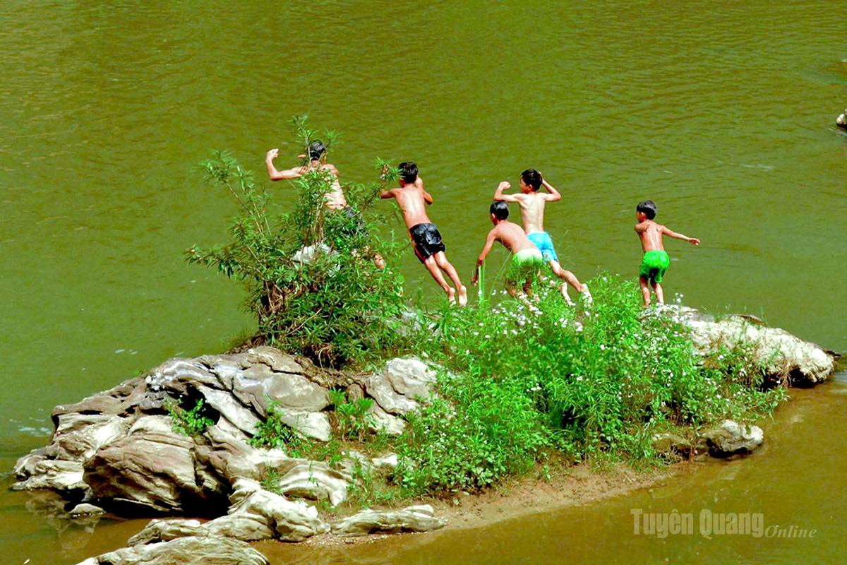 During hot days, warnings have been issued about children swimming in ponds, lakes, rivers, and streams without adult supervision, as this increases the risk of drowning.
