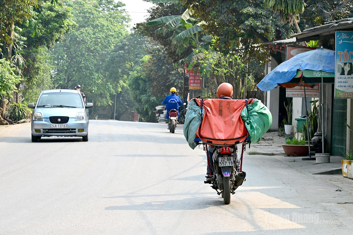 Delivery drivers rush to complete orders on time despite the extreme heat.