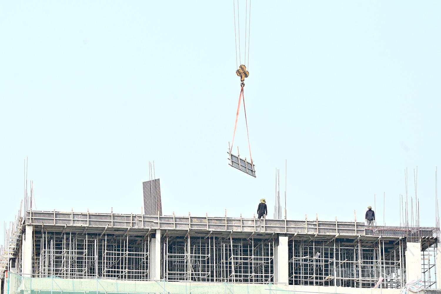 At construction sites across the province, workers continue to labor diligently to ensure project progress remains on schedule.