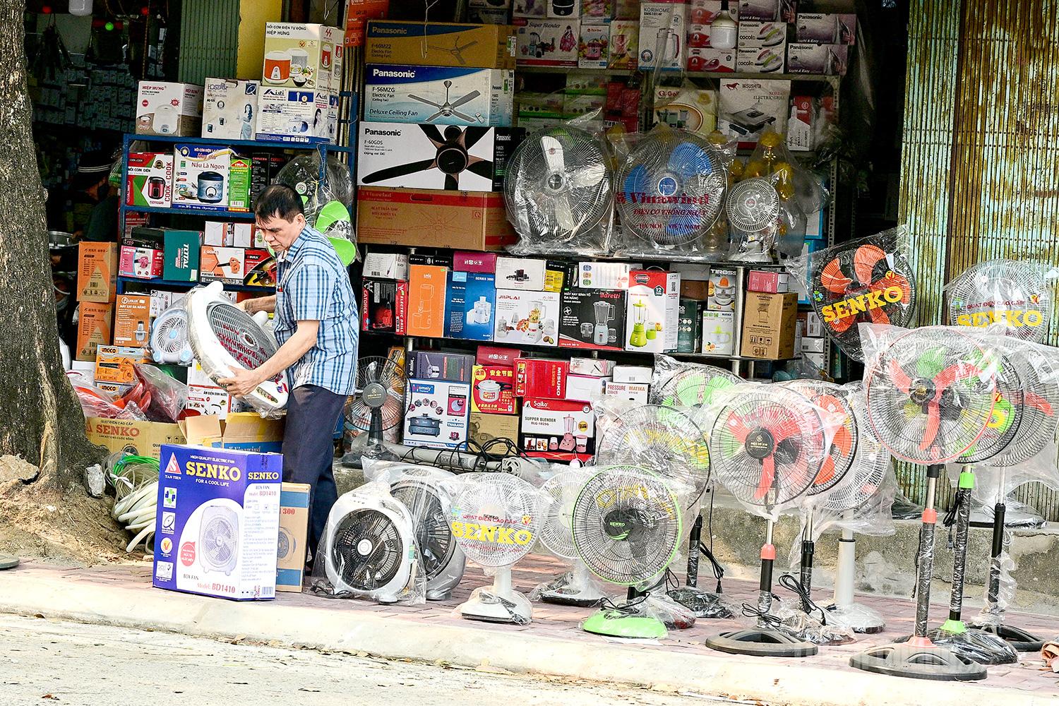 Household appliance shops around Tam Co Market in Minh Xuan Ward are stocking large quantities of fans and cooling devices to meet consumer demand.