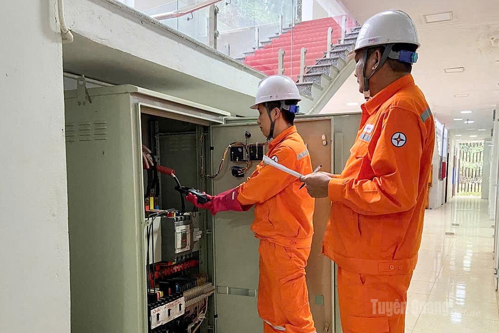 Amid the heat, Tuyen Quang Power Company has stepped up inspections of transformer stations and electrical equipment to ensure safety.