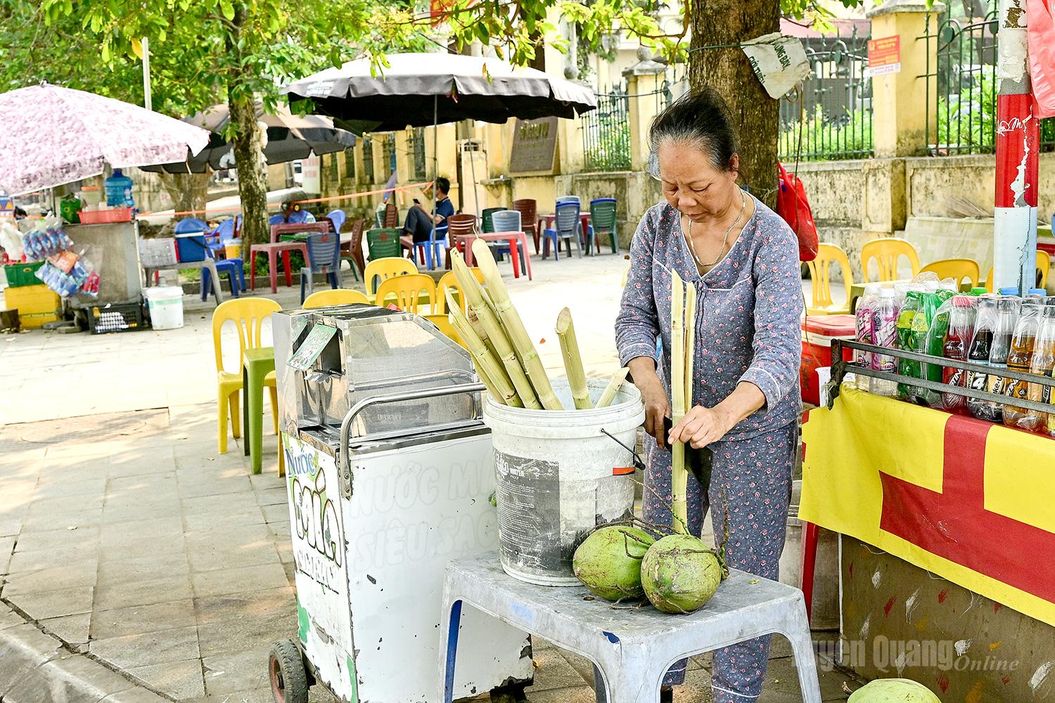 Beverage stalls are seeing brisk business during the hot weather.