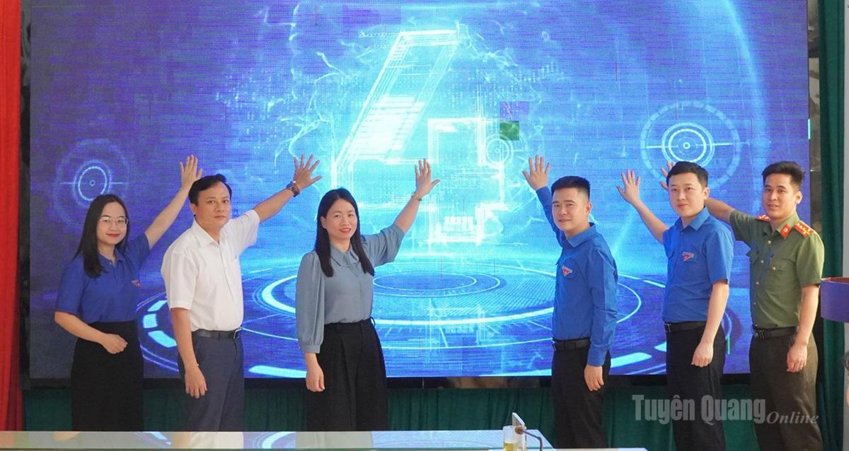 Các đại biểu cùng lãnh đạo Tỉnh đoàn chạm tay Phát động hưởng ứng Cuộc thi Chính luận bảo vệ nền tảng tư tưởng của Đảng trong đoàn viên, thanh thiếu niên lần thứ Hai, năm 2026.