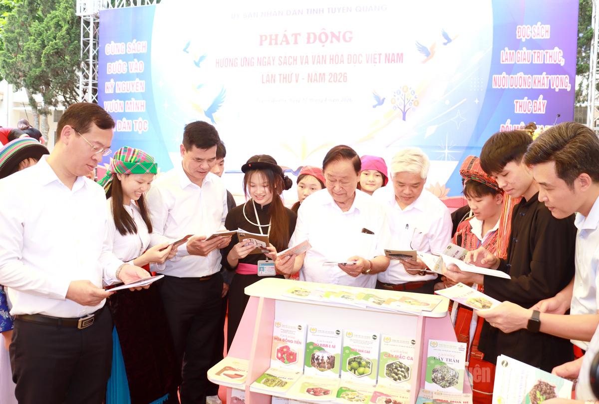 Các đại biểu tham quan không gian trưng bày sách tại chương trình.