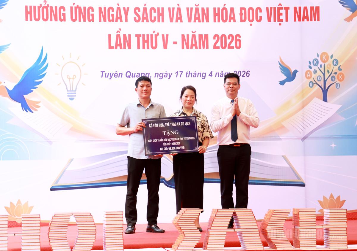 Sở Văn hóa, Thể thao và Du lịch trao tặng nguồn sách cho Sở Giáo dục và Đào tạo và Thư viện tỉnh.