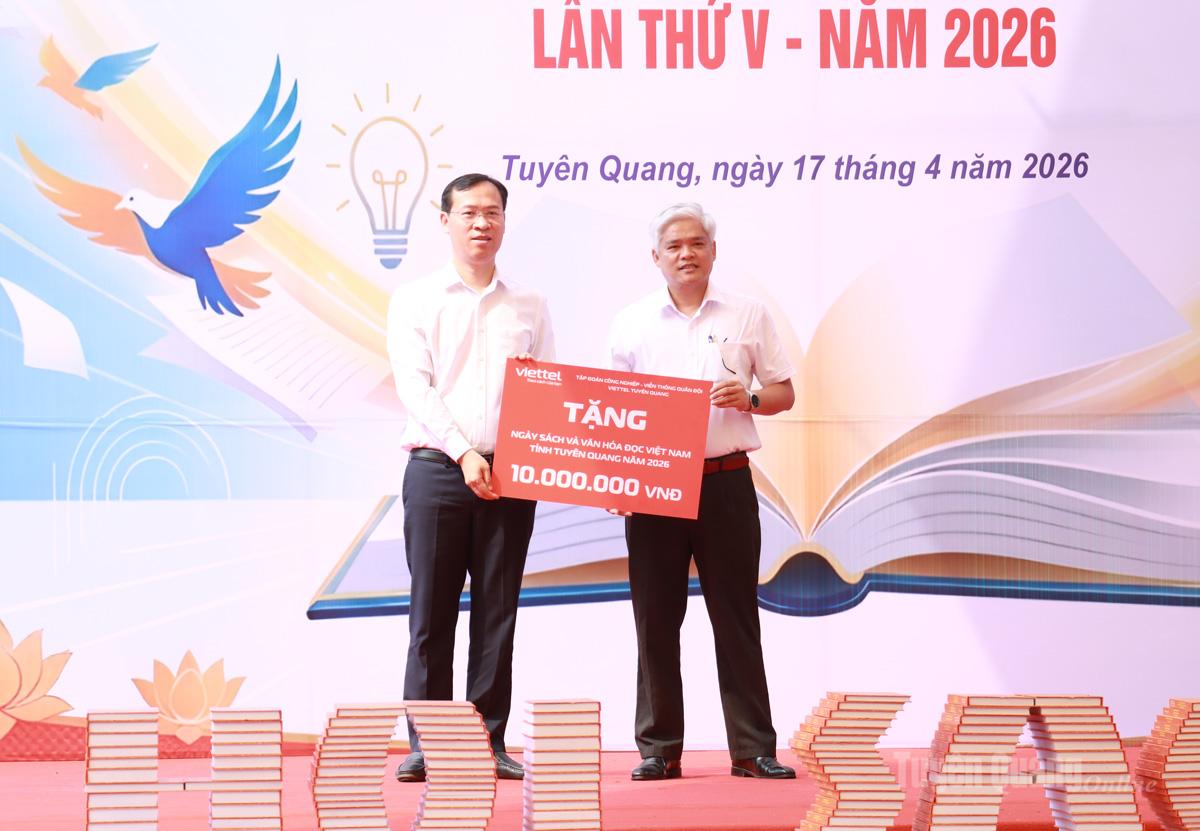 Lãnh đạo Viettel Tuyên Quang tặng 10 triệu đồng cho tặng Quỹ khuyến học trường Phổ thông Dân tộc  nội trú THPT Hà Giang.