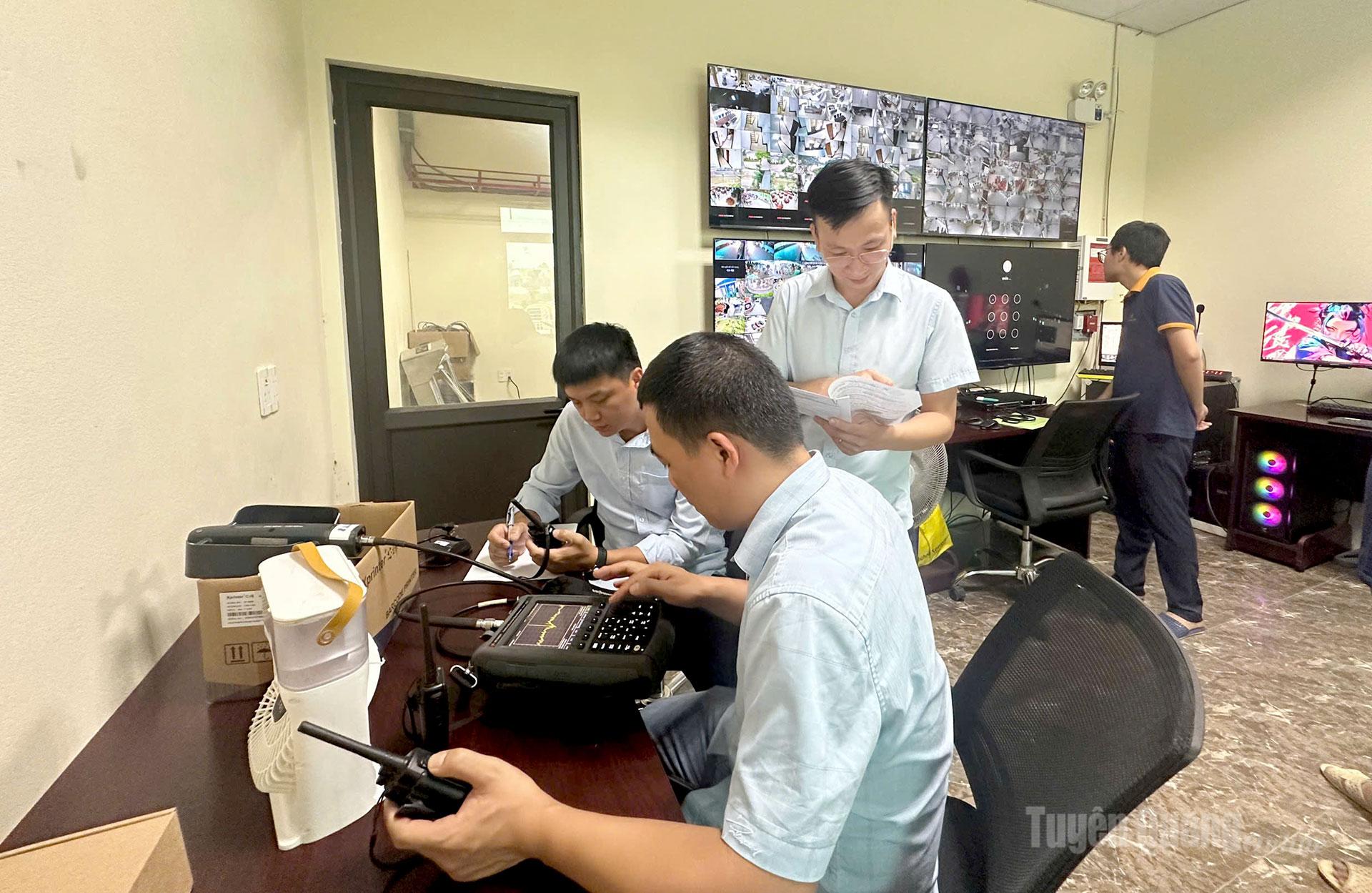 Các kỹ sư công nghệ sử dụng thiết bị hiện đại kiểm tra hệ thống mạng di động.