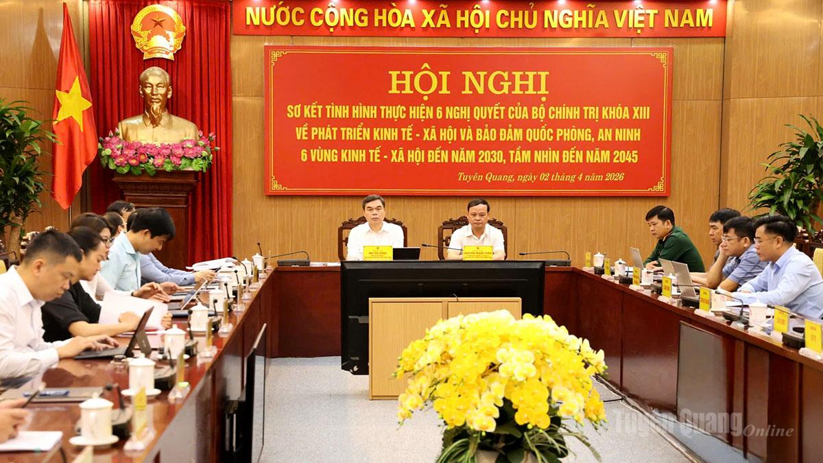 Đồng chí Ma Thế Hồng, Phó Bí thư Tỉnh ủy, Chủ tịch Ủy ban MTTQ tỉnh và đồng chí Nguyễn Mạnh Tuấn, Ủy viên Ban Thường vụ Tỉnh ủy, Phó Chủ tịch UBND tỉnh dự hội nghị tại điểm cầu Tuyên Quang.