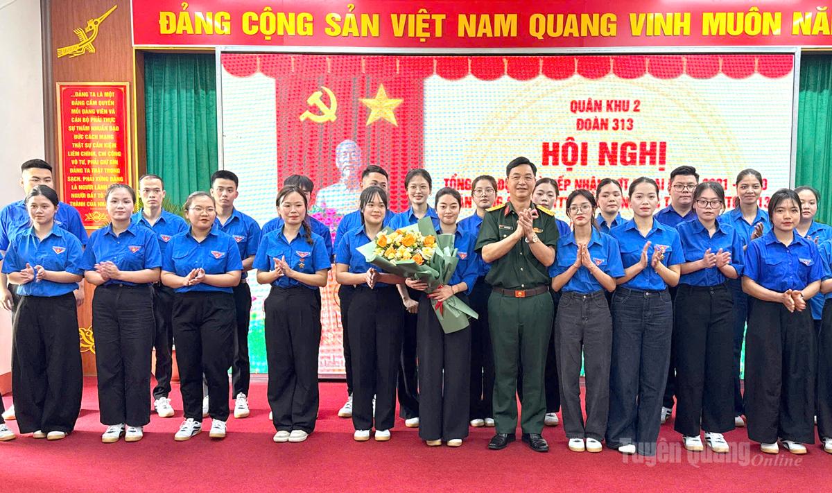 Đoàn KTQP 313 tặng hoa cho các thức trẻ tình nguyện tham gia dự án giai đoạn 2.