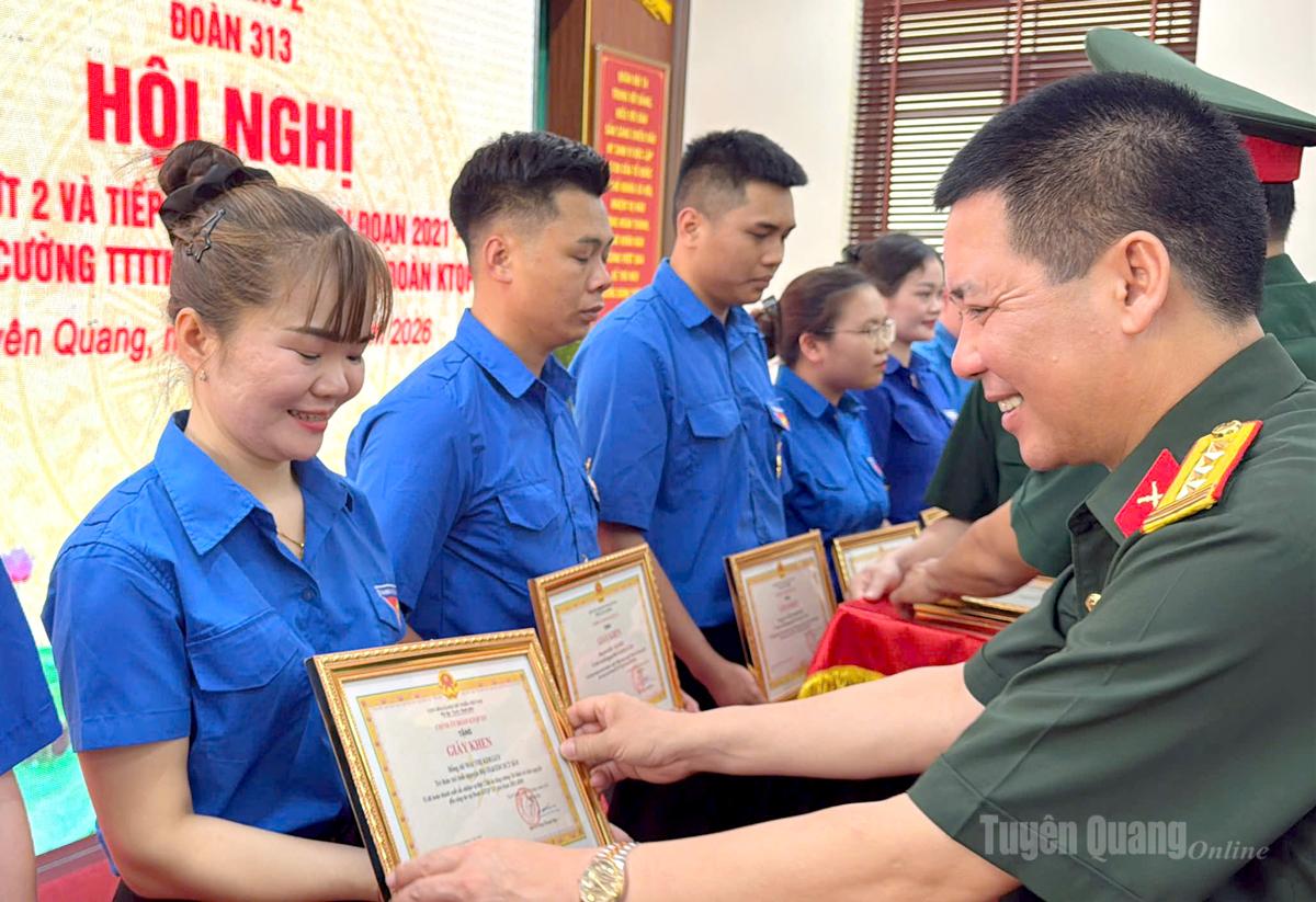 Đoàn KTQP 313 tặng Giấy khen cho các trí thức trẻ tình nguyện tiêu biểu.