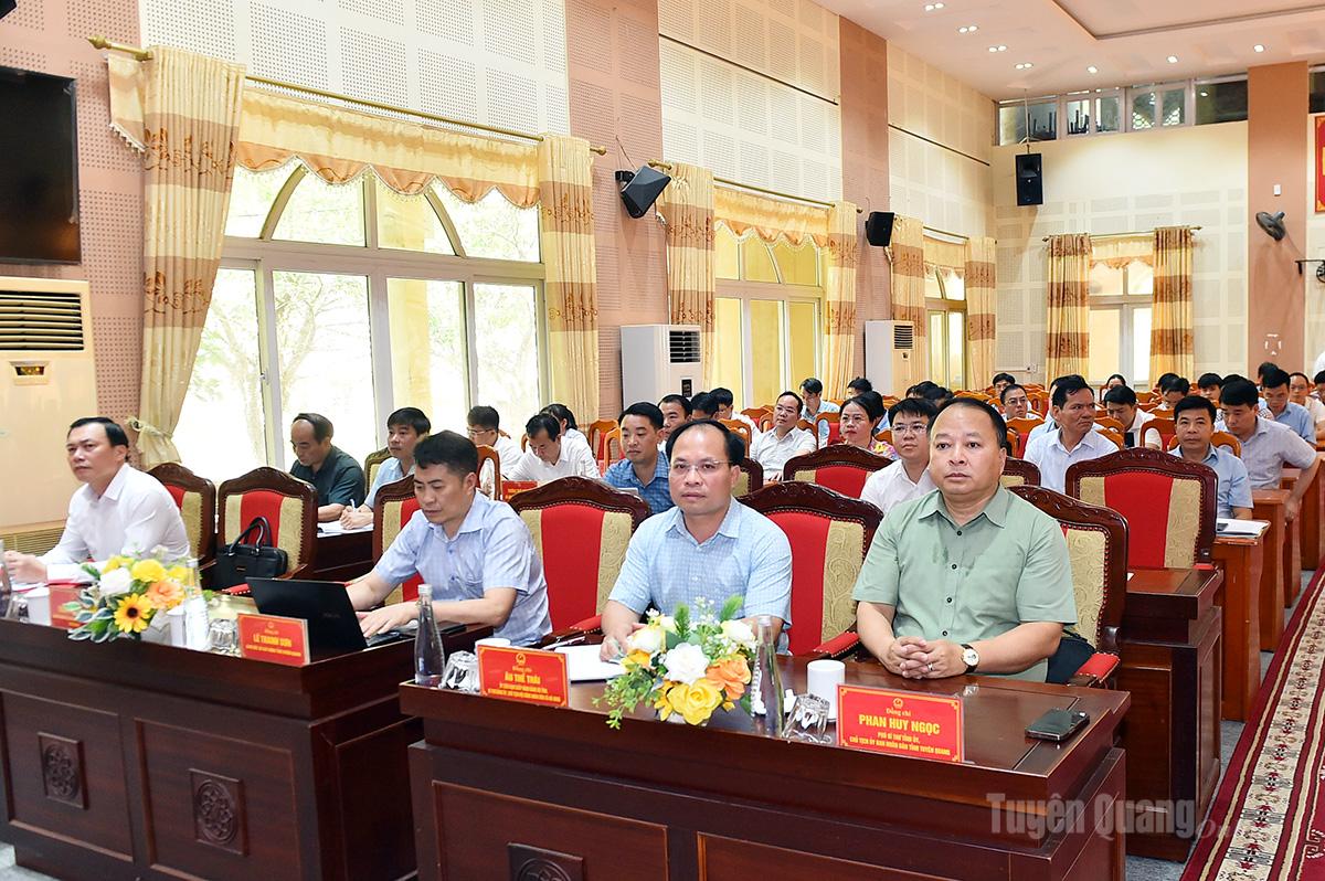 Đồng chí Chủ tịch UBND tỉnh Phan Huy Ngọc và các đại biểu dự buổi làm việc.