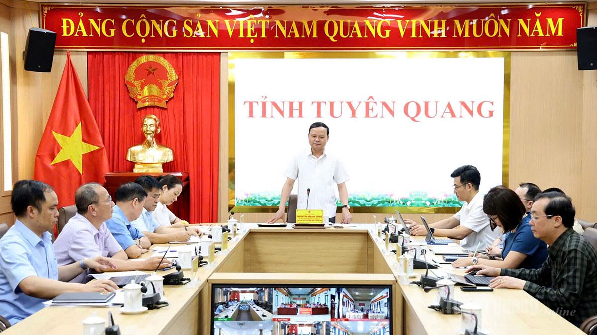 Đồng chí Nguyễn Mạnh Tuấn, Ủy viên Ban Thường vụ Tỉnh ủy, Phó Chủ tịch UBND tỉnh chủ trì buổi làm việc trực tuyến với lãnh đạo các xã.