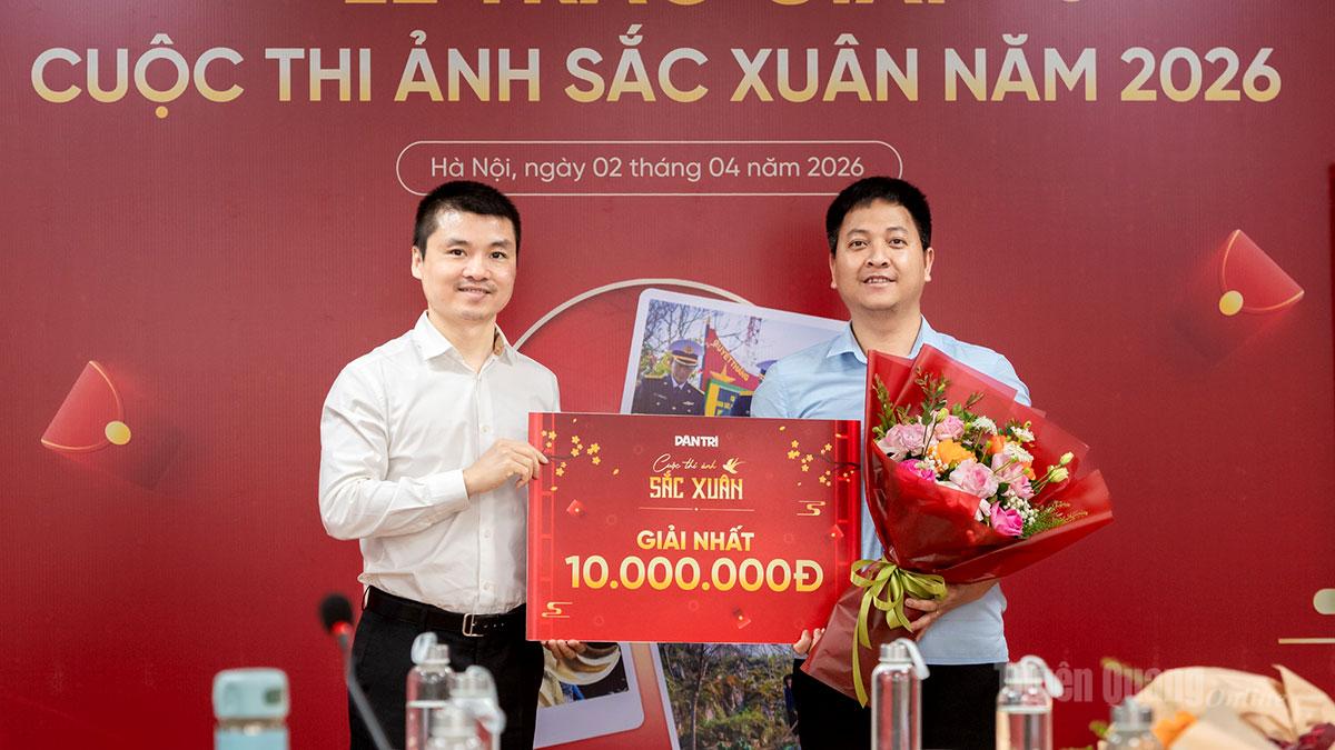Tổng Biên tập Báo Dân trí Phạm Tuấn Anh, trao giải Nhất cho tác giả Nguyễn Quốc Việt, Báo và phát thanh, truyền hình Tuyên Quang.