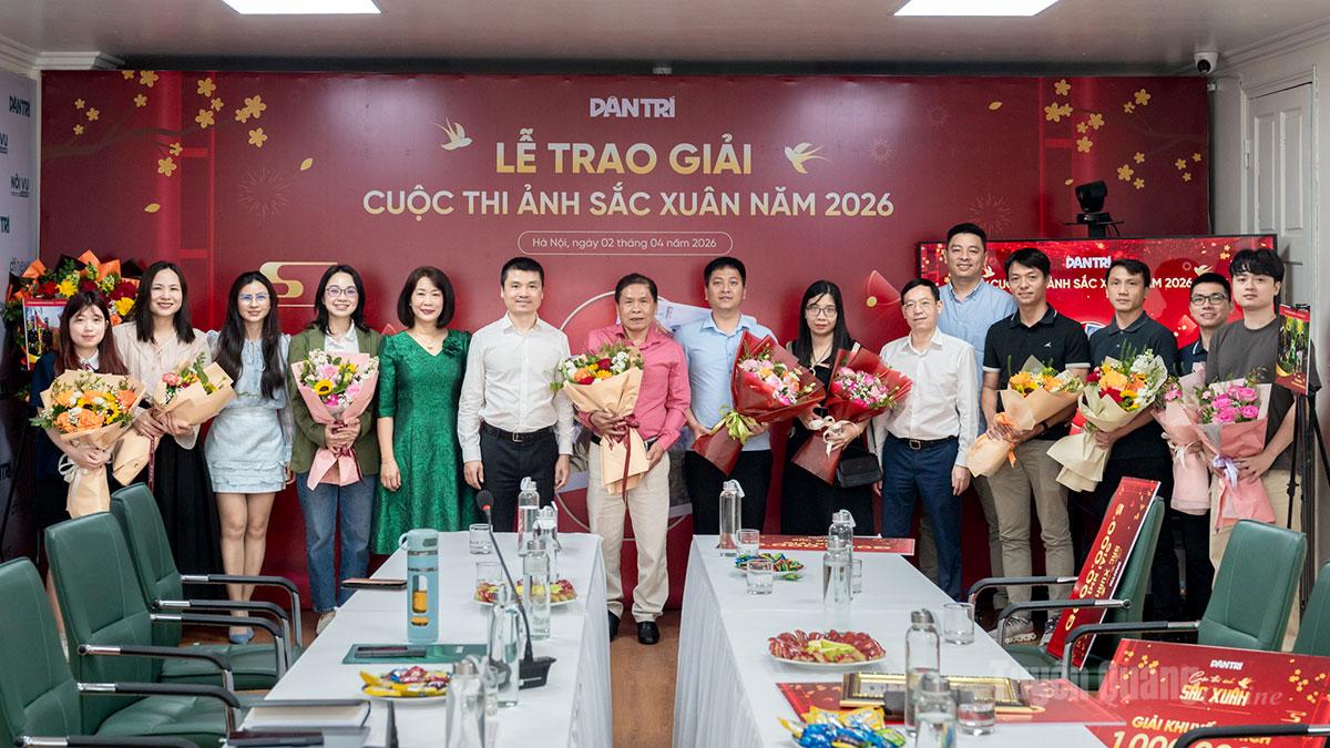 Ban Tổ chức chụp ảnh lưu niệm với các tác giả đoạt giải.