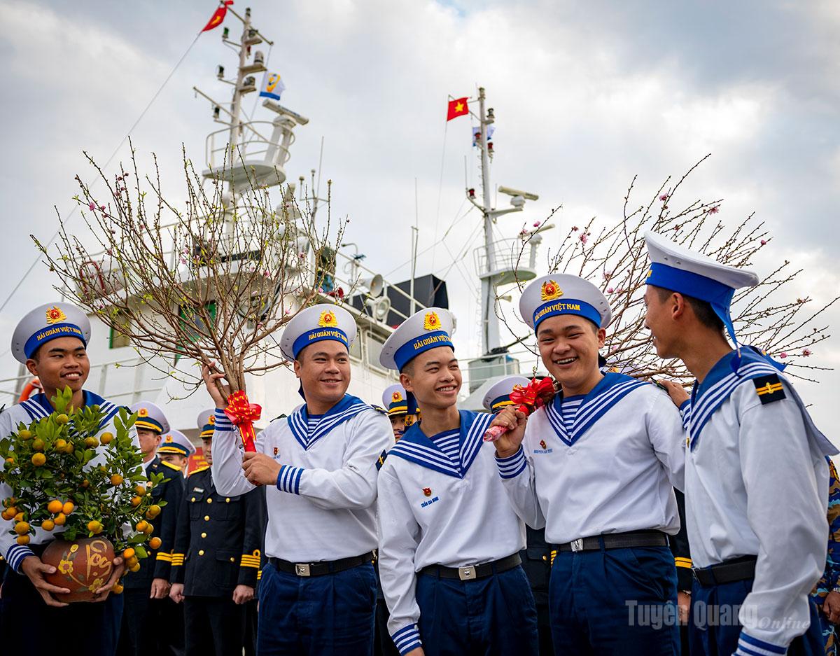 Ảnh trong tác phẩm ảnh bộ Xuân về trên đảo tiền tiêu phía Bắc của Tổ quốc của tác giả Nguyễn Quốc Việt đoạt giải Nhất cuộc thi ảnh Sắc Xuân 2026 của Báo Dân trí.