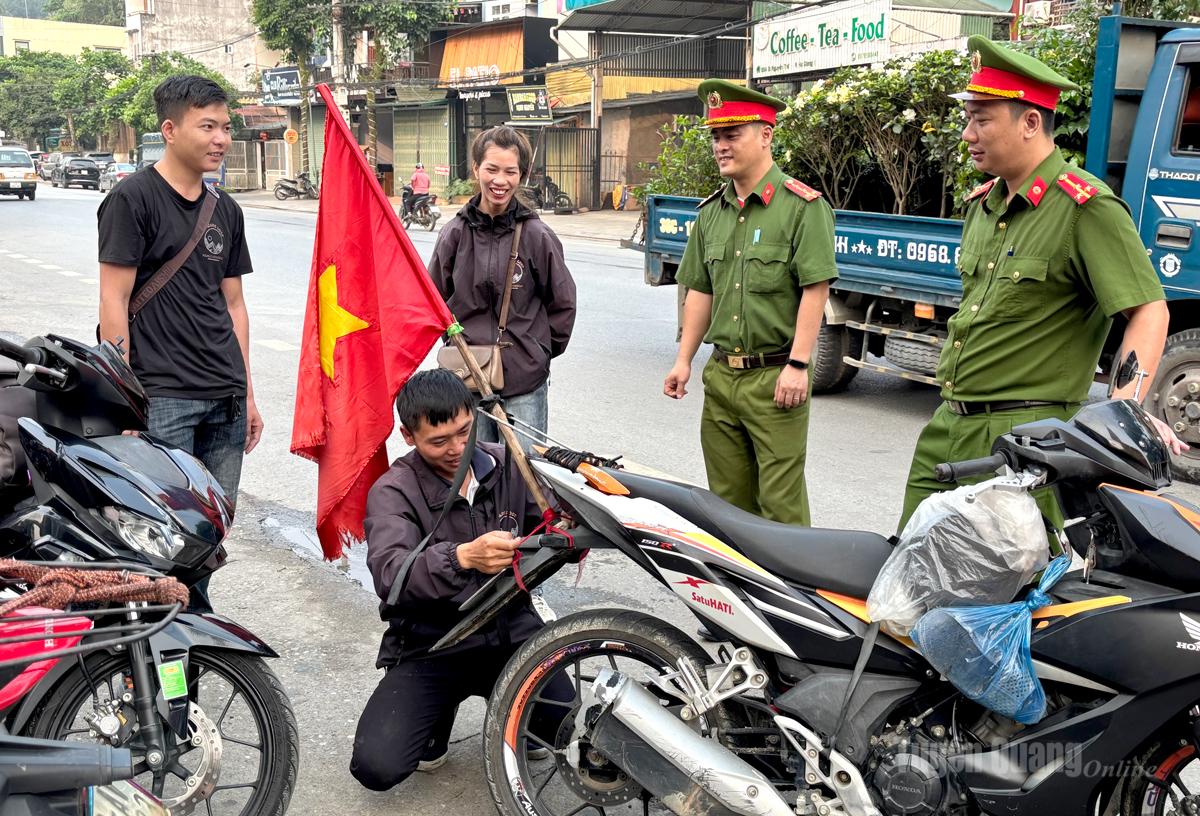 Công an phường Hà Giang 1 tuyên truyền, kiểm tra điều kiện hoạt động đối với các cơ sở kinh doanh vận tải khách du lịch bằng xe máy, nâng cao ý thức chấp hành pháp luật của người dân.