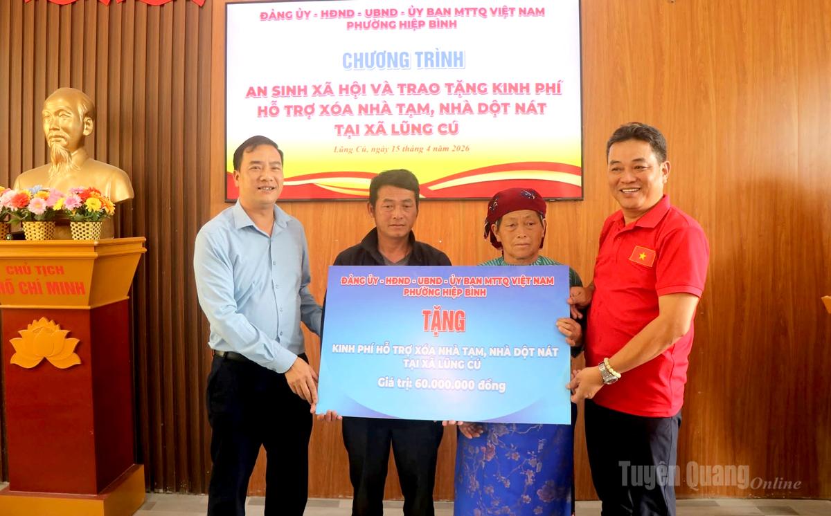 Trao tặng phần quà hỗ trợ gia đình bà Sùng Thị Chúa  bị ảnh hưởng bởi con bão số 10 vừa qua.