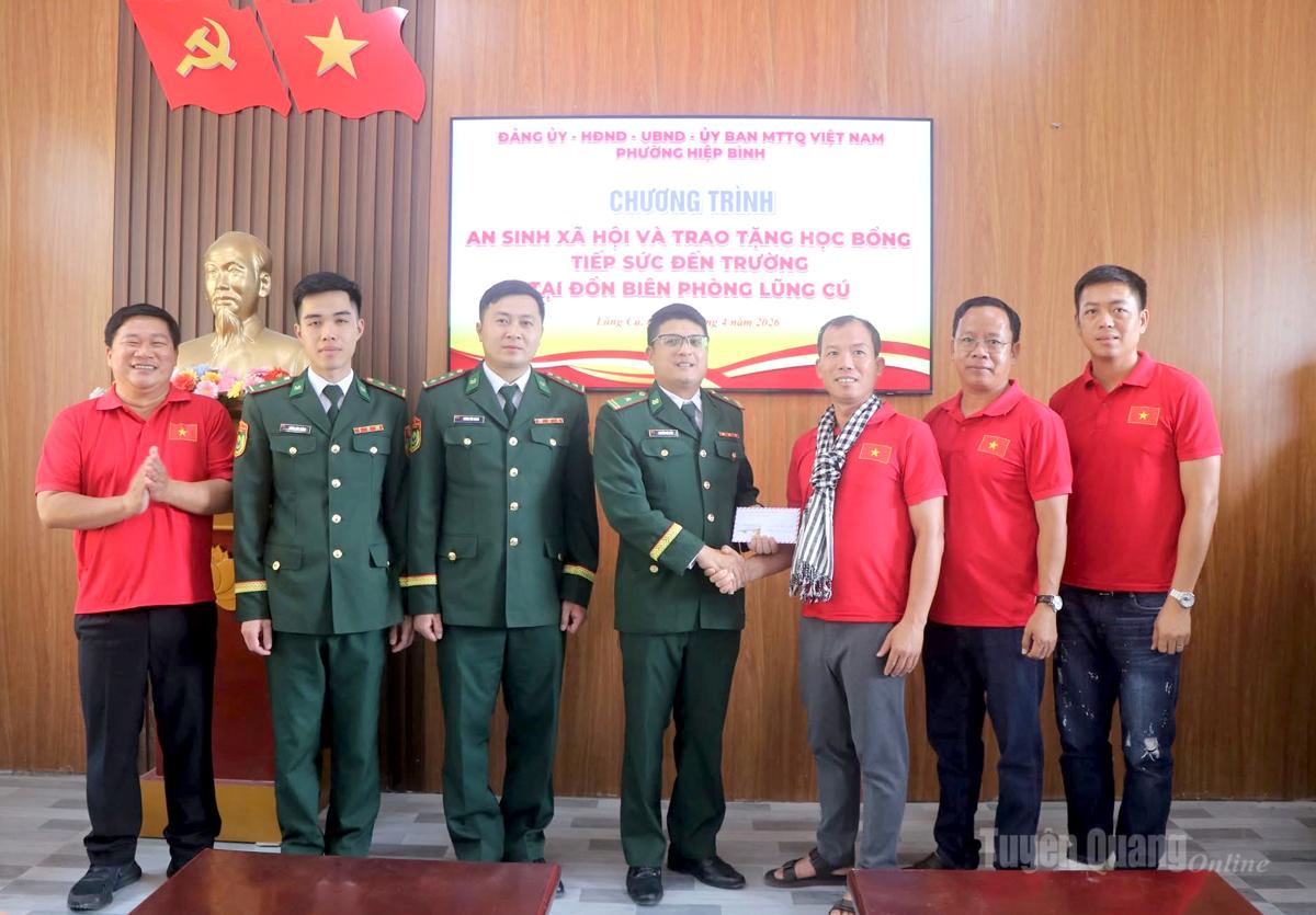 Đoàn thiện nguyện thăm hỏi và trao quà cho Đồn Biên phòng Lũng Cú, các em là con nuôi Đồn Biên phòng.