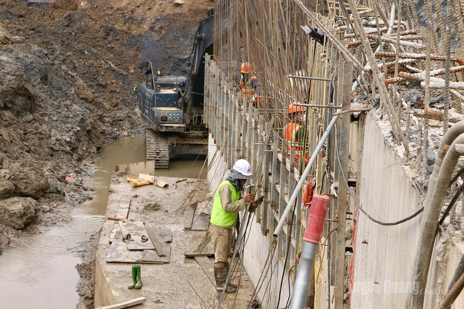 According to the design, the project involves constructing a solid embankment made of concrete and reinforced steel with a length of more than 174 meters. To date, approximately 40% of the construction volume has been completed.