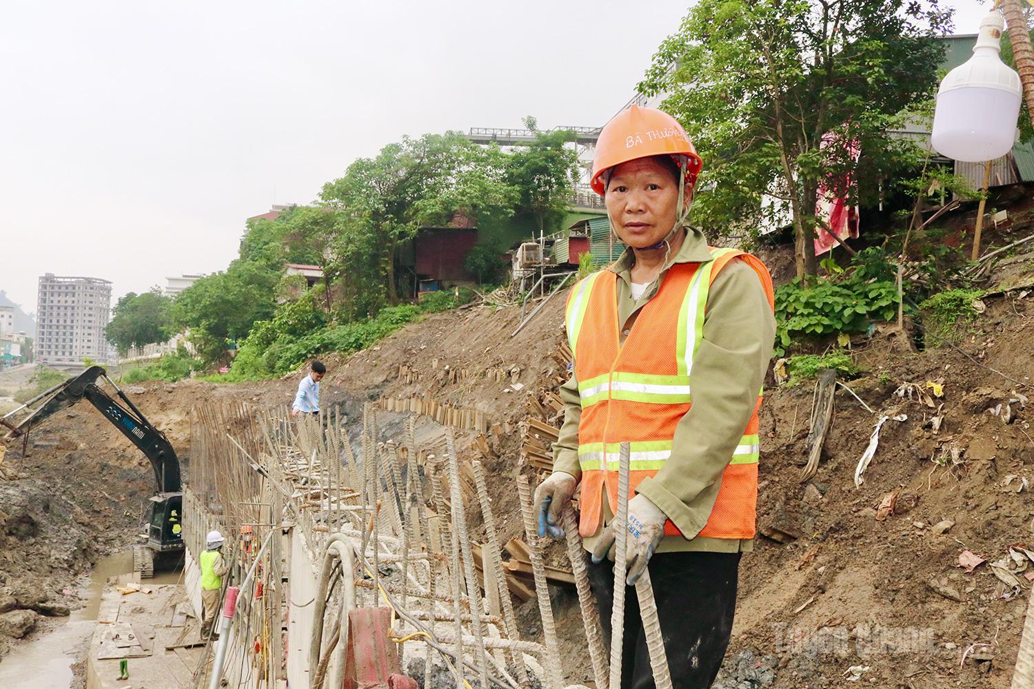Hoang Thi Tieu (Tien Nguyen Commune) shared: “This disaster mitigation project is extremely urgent. We are working day and night, often until 11 p.m. We must speed up construction so that the embankment can be completed soon, giving residents in Group 36 peace of mind whenever it rains.”