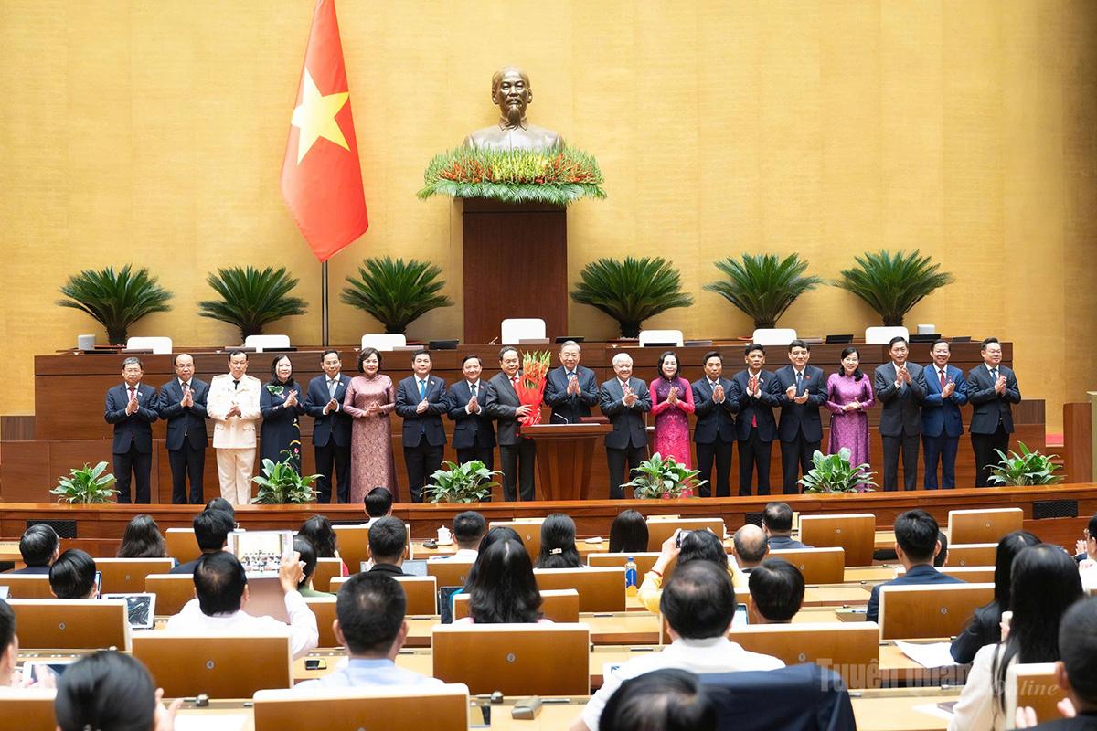 Tổng Bí thư Tô Lâm thay mặt các đại biểu Quốc hội khóa XVI tặng hoa chúc mừng Chủ tịch Quốc hội Trần Thanh Mẫn, các Phó Chủ tịch Quốc hội và Ủy viên Ủy ban Thường vụ Quốc hội.