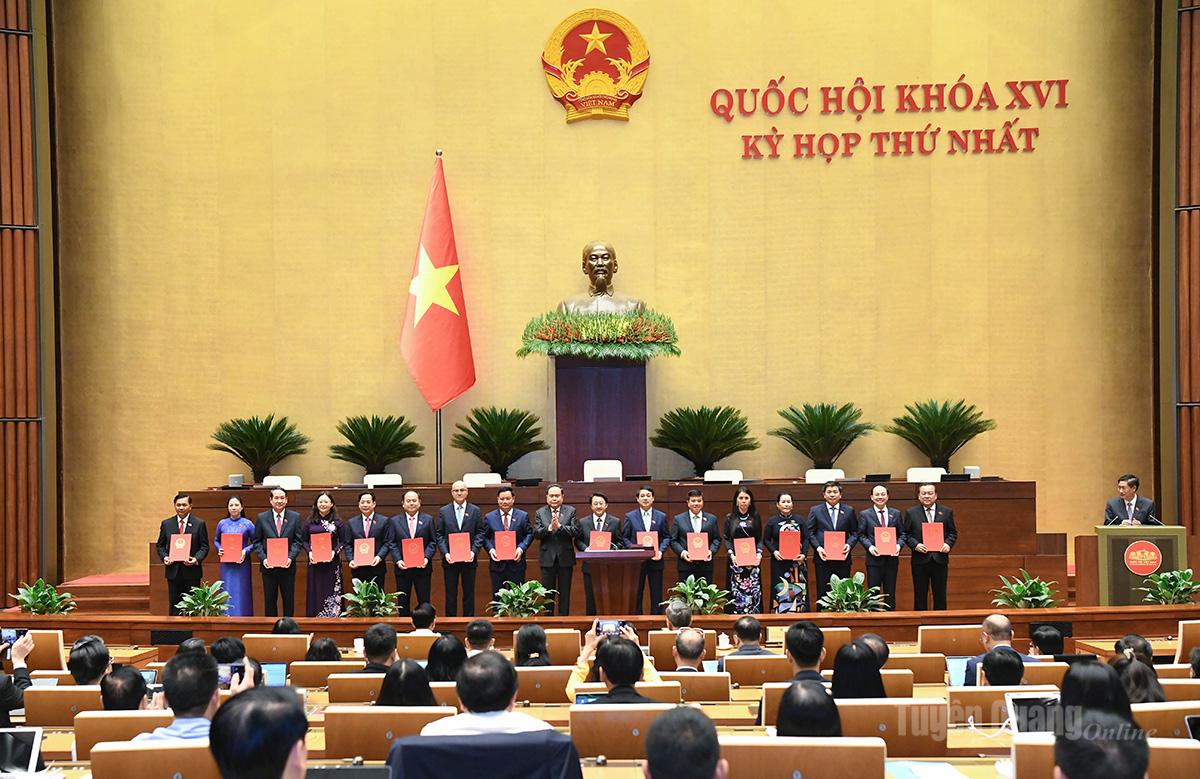 Chủ tịch Quốc hội khoá XVI Trần Thanh Mẫn trao Nghị quyết phê chuẩn cho các Trưởng Đoàn đại biểu Quốc hội.