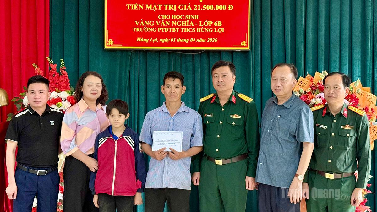 Báo và phát thanh, truyền hình Tuyên Quang, đại diện Quỹ Tấm lòng Vàng – Báo Lao động trao tiền hỗ trợ cho em Vàng Văn Nghĩa, thôn Bun Kẹn, xã Hùng Lợi.