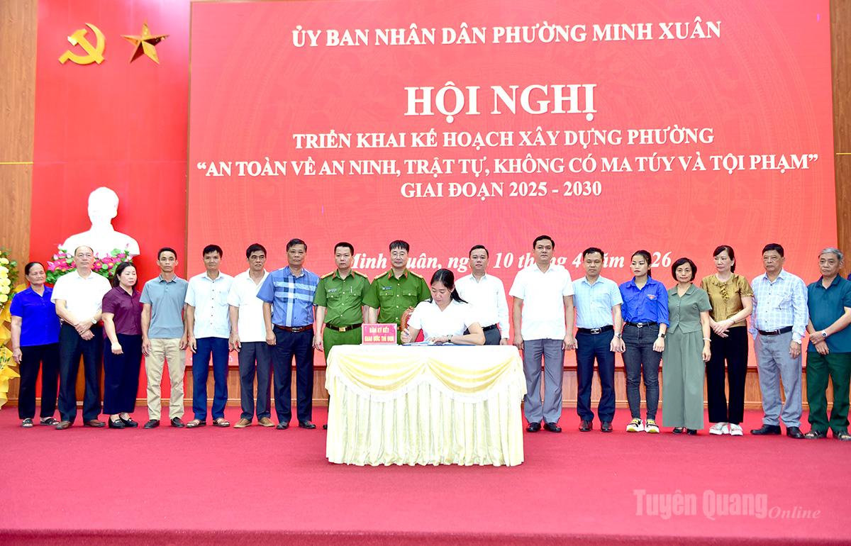 Các đại biểu chứng kiến đại diện các cơ quan, đơn vị, tổ dân phố trên địa bàn phường Minh Xuân ký kết giao ước thi đua xây dựng xây dựng phường “An toàn về an ninh trật tự, không có ma túy và tội phạm”, giai đoạn 2025-2030.