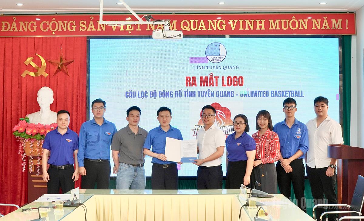 Lãnh đạo Hội LHTN tỉnh trao quyết định thành lập CLB bóng rổ Tuyên Quang.