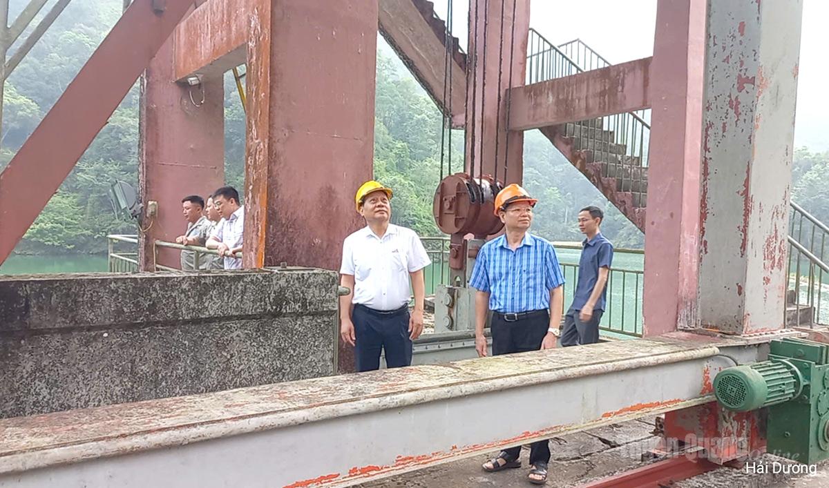 Lãnh đạo Sở Công thương cùng các thành viên trong đoàn kiểm tra tại Nhà máy Thủy điện Thái An.