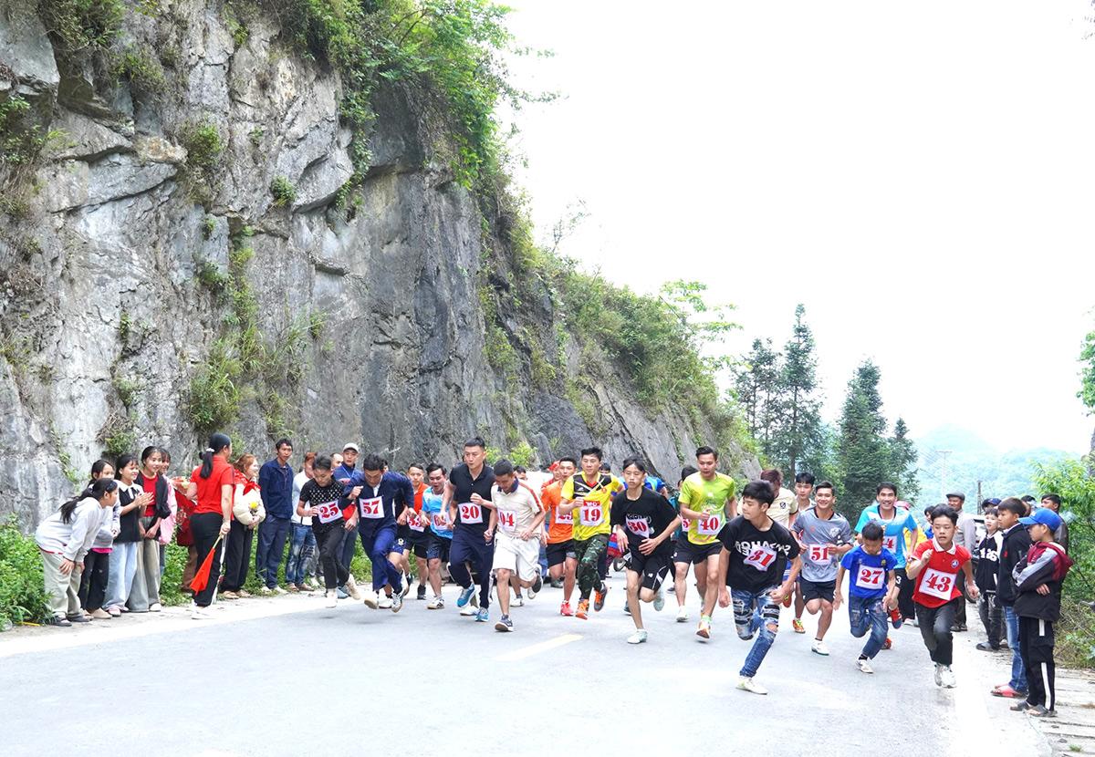 Các vận động viên tham gia thi đấu nội dung điền kinh.