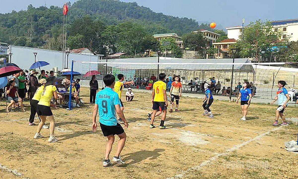 Các vận động viên thi đấu ở nội dung bóng chuyền hơi.