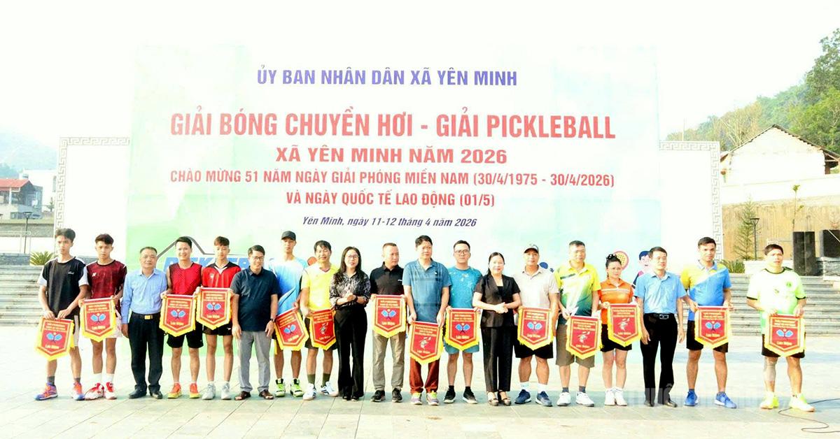 Ban Tổ chức tặng Cờ lưu niệm cho các đoàn tham gia giải.