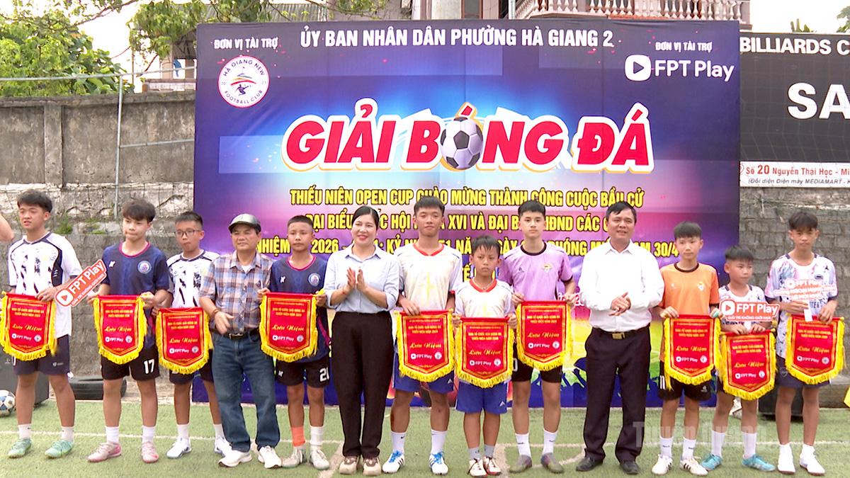 Ban Tổ chức trao Cờ lưu niệm cho các đội tham gia.