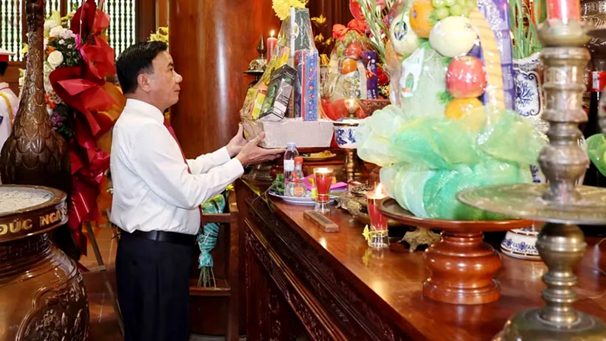 Thường trực Ban Bí thư dâng hương tưởng niệm Chủ tịch Hồ Chí Minh tại Nghệ An