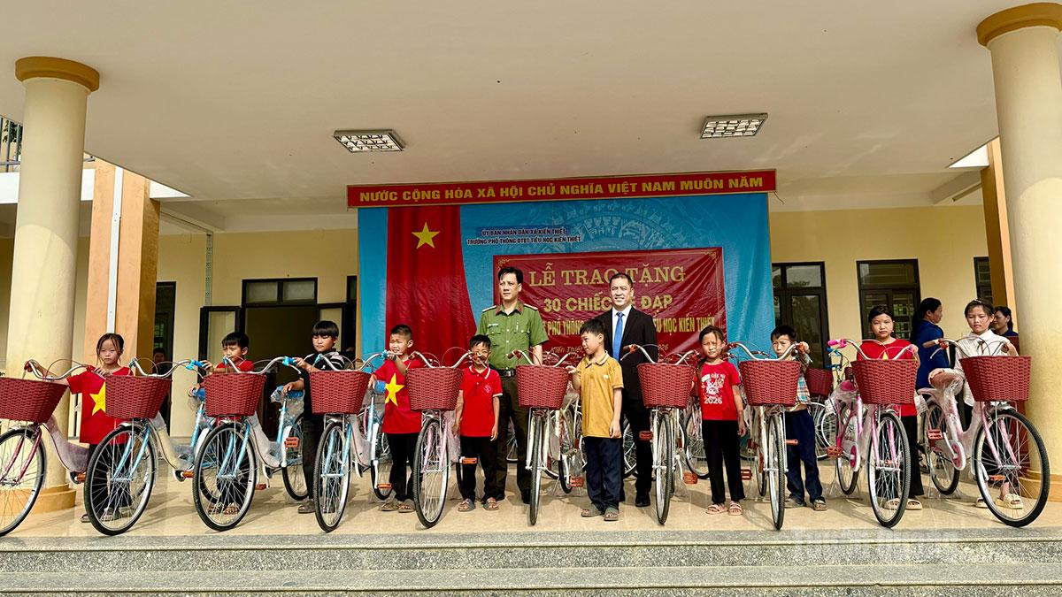 Anh Hoàng Ngọc Thức, Giám đốc Phát triển Dự án Tập đoàn Chamvit Hàn Quốc tặng xe đạp cho các em học sinh trường Phổ thông Dân tộc bán trú Tiểu học xã Kiến Thiết.