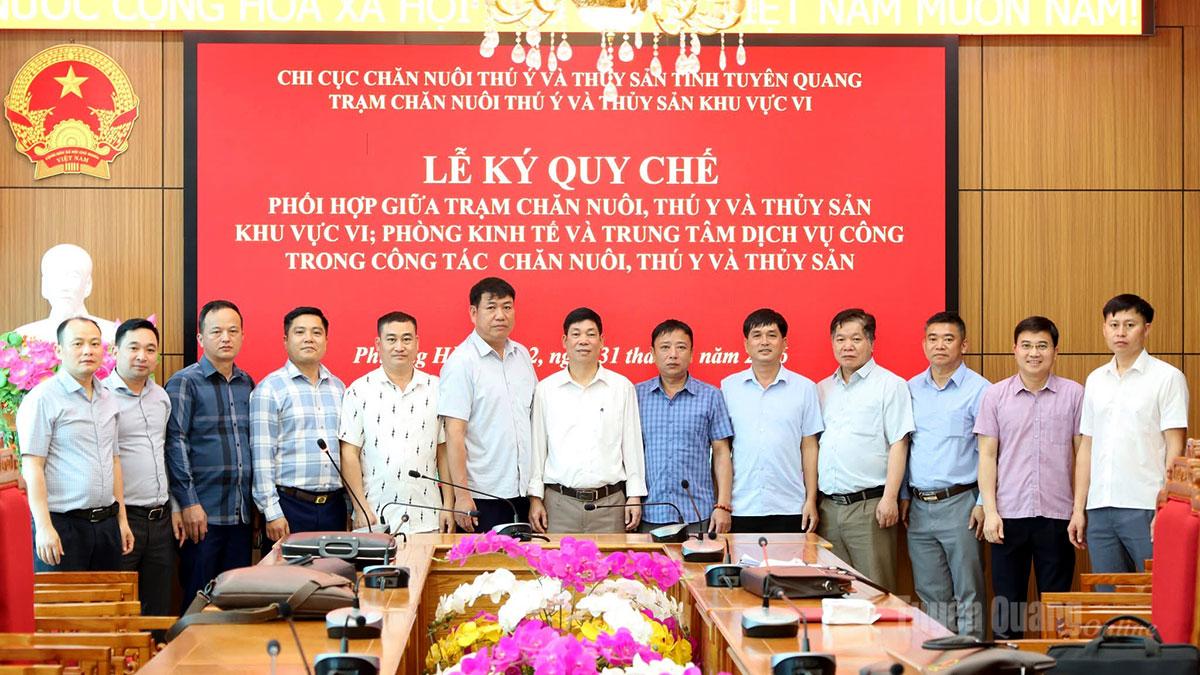 Các đại biểu ký kết Quy chế phối hợp trong quản lý lĩnh vực chăn nuôi, thú y và thủy sản.