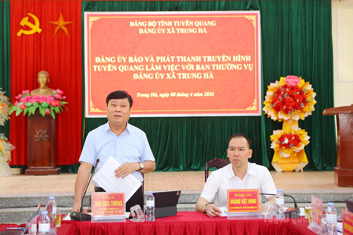 Đồng chí Mai Đức Thông, Ủy viên BCH Đảng bộ tỉnh, Bí thư Đảng ủy, Giám đốc Báo và phát thanh, truyền hình Tuyên Quang, Chủ tịch Hội Nhà báo tỉnh phát biểu ý kiến.