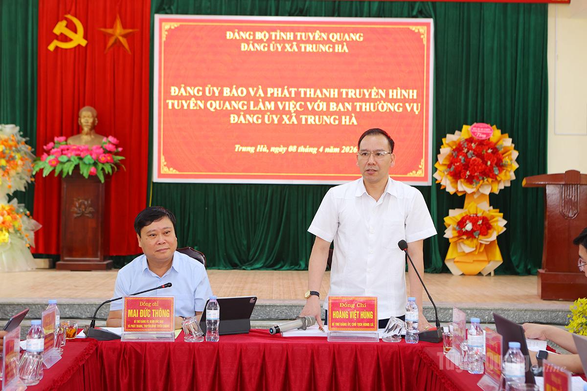 Đồng chí Hoàng Việt Hùng, Bí thư Đảng ủy, Chủ tịch HĐND xã Trung Hà phát biểu tại buổi làm việc.