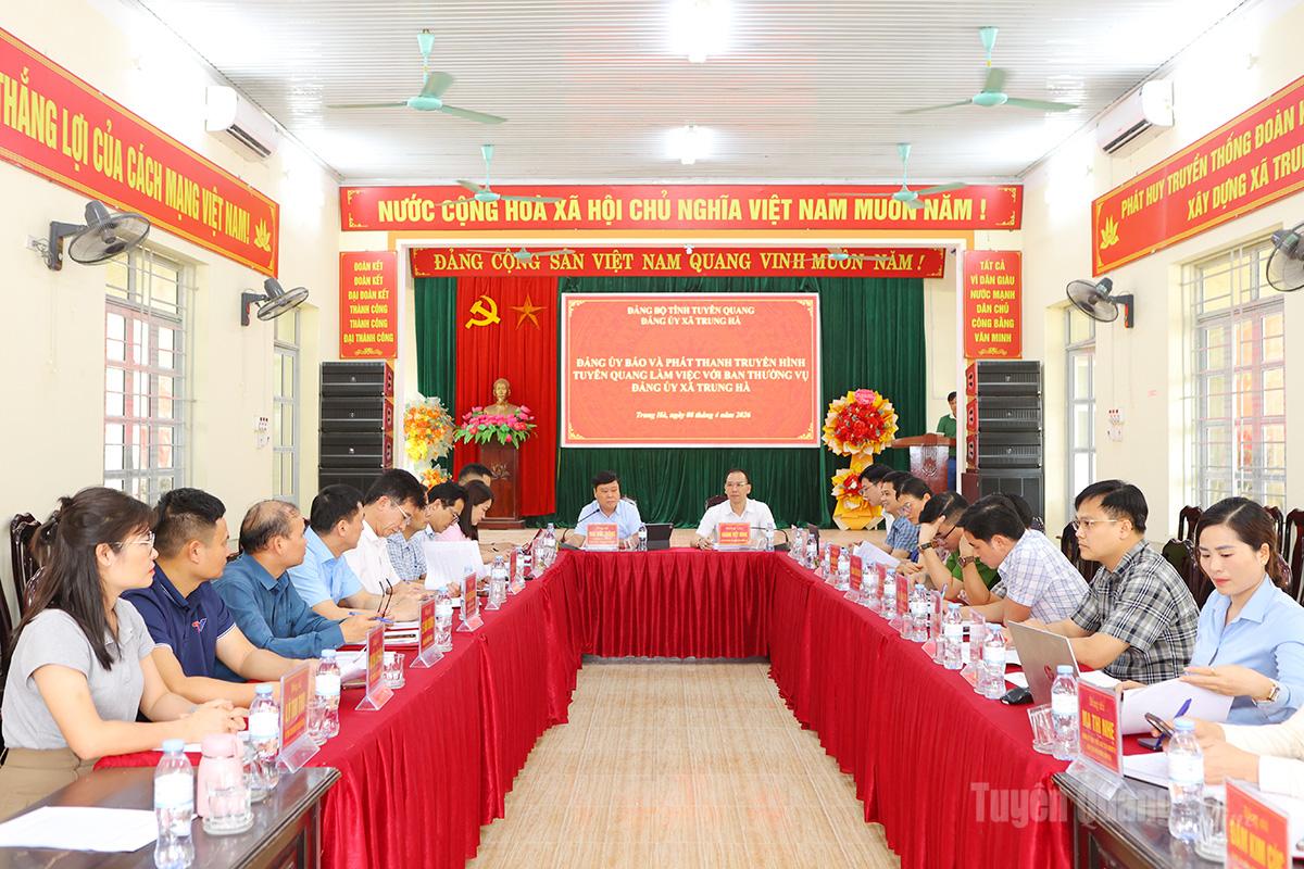 Toàn cảnh buổi làm việc.