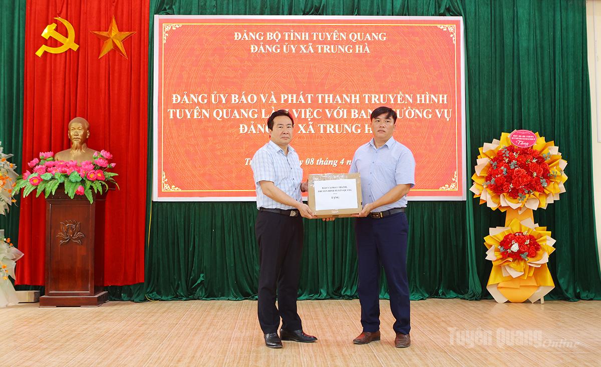 Lãnh đạo Báo và phát thanh, truyền hình Tuyên Quang tặng quà cho trường Phổ thông Dân tộc bán trú THCS Trung Hà.