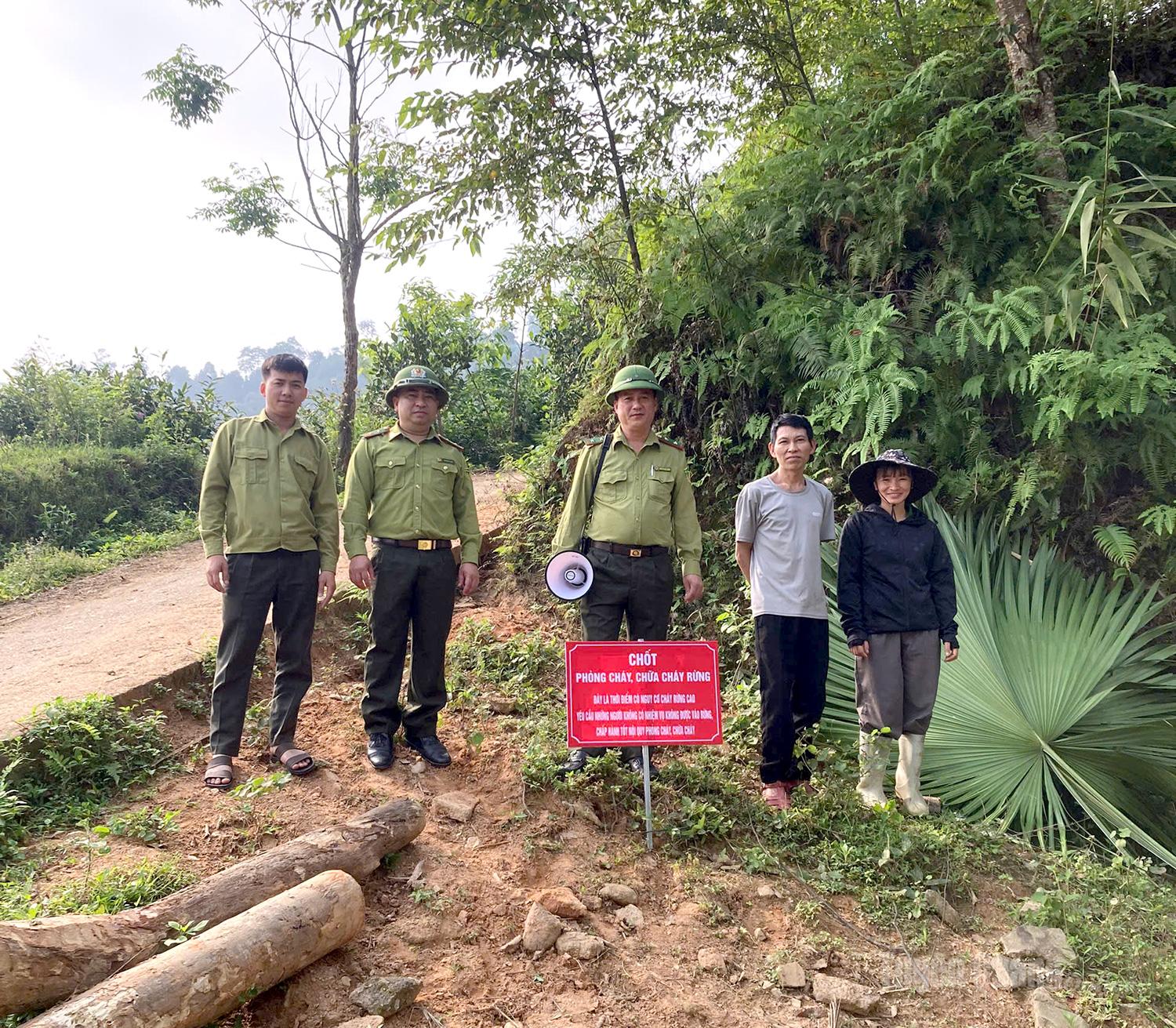 Forest rangers establish checkpoints to strictly ensure that no one brings fire sources into the forest.
