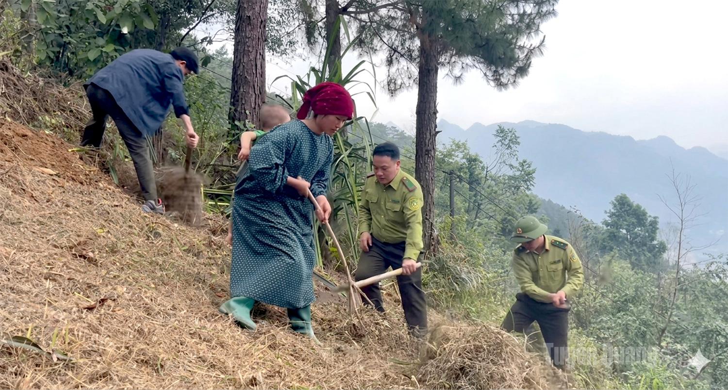 Guidance is provided to local people on clearing vegetation safely.