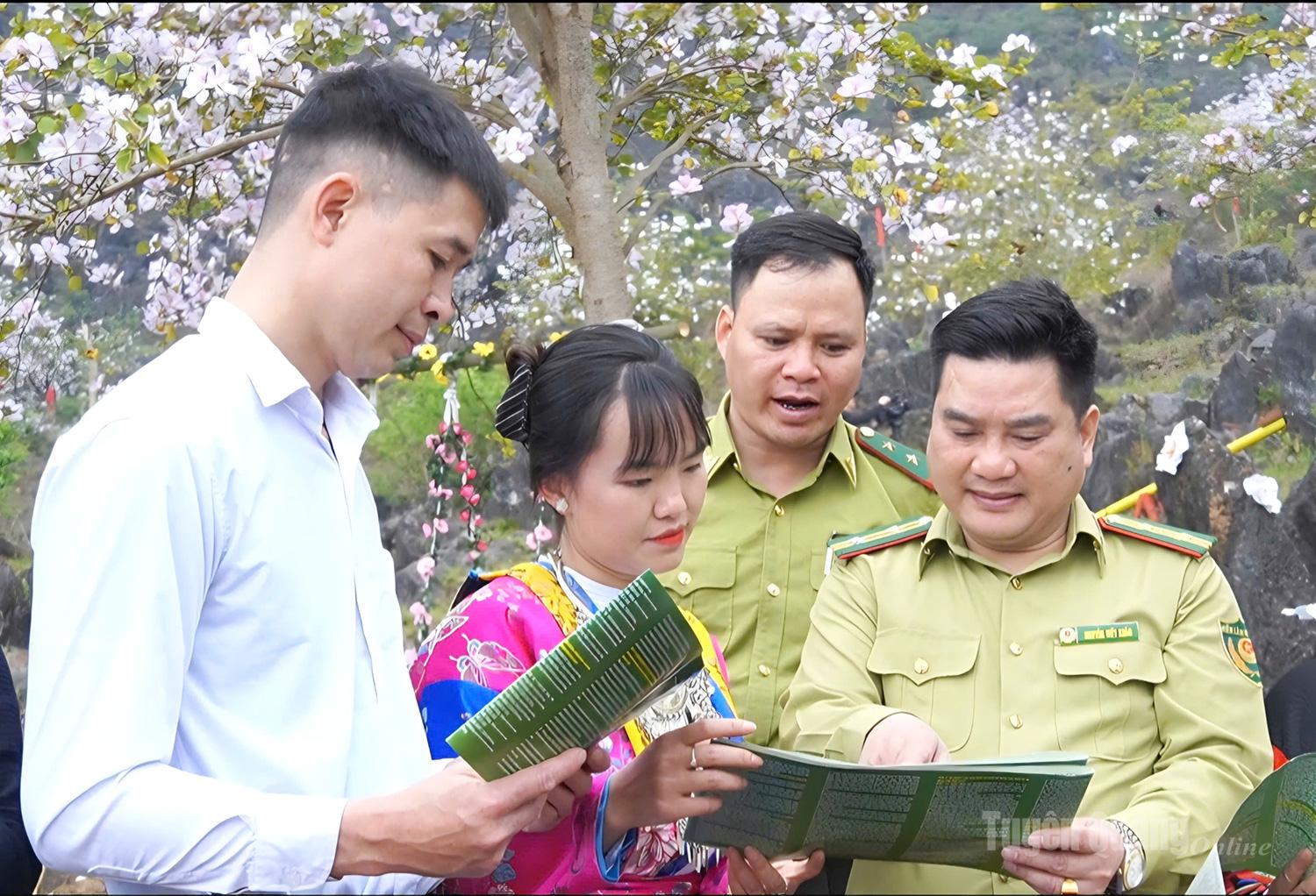 Forest rangers conduct awareness campaigns for residents in Khau Vai Commune to enhance forest protection awareness.
