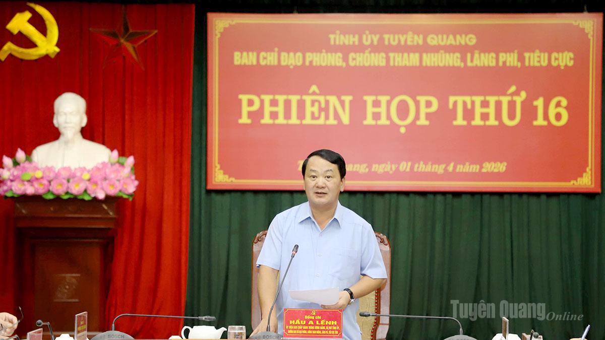 Bí thư Tỉnh ủy Hầu A Lềnh phát biểu kết luận phiên họp.