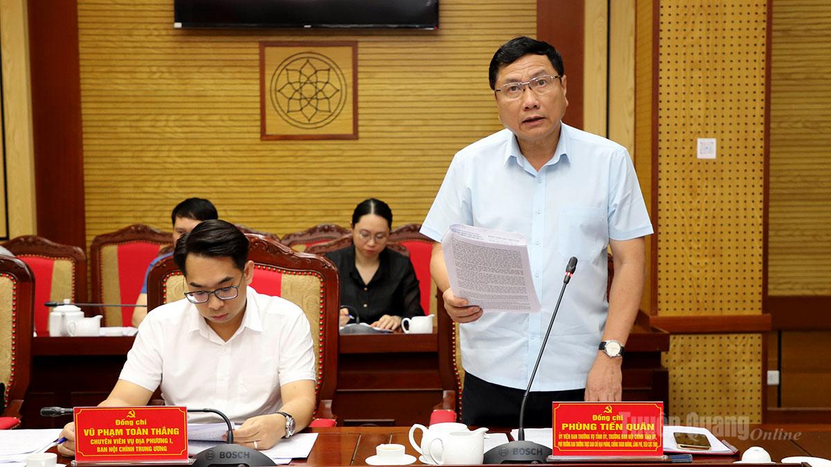 Trưởng ban Nội chính Tỉnh ủy – Cơ quan Thường trực BCĐ Phùng Tiến Quân báo cáo tại phiên họp.